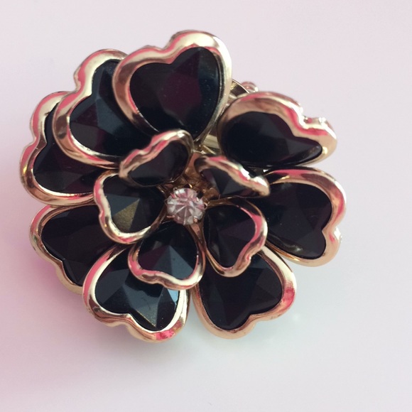 Bold statement flower ring - Picture 4 of 4